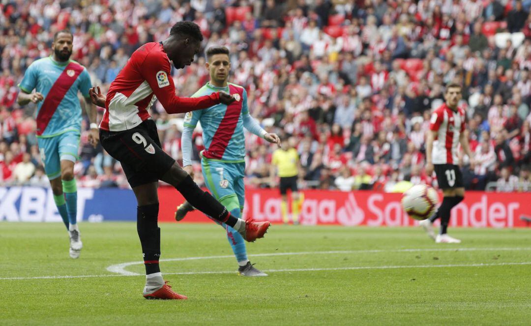 El jugador del Athletic de Bilbao, Iñaki Williams, en el momento de marcar el primer gol, ante dos jugadores del Rayo Vallecano.