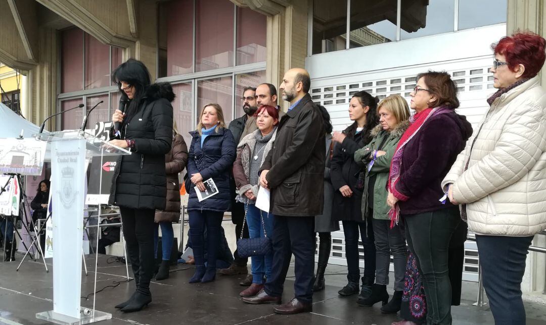 Una representante de la Casa de Acogida de Ciudad Real ha leído el manifiesto contra la violencia de género este domingo en la Plaza Mayor donde se ha organizado un micro abierto, muy participativo.