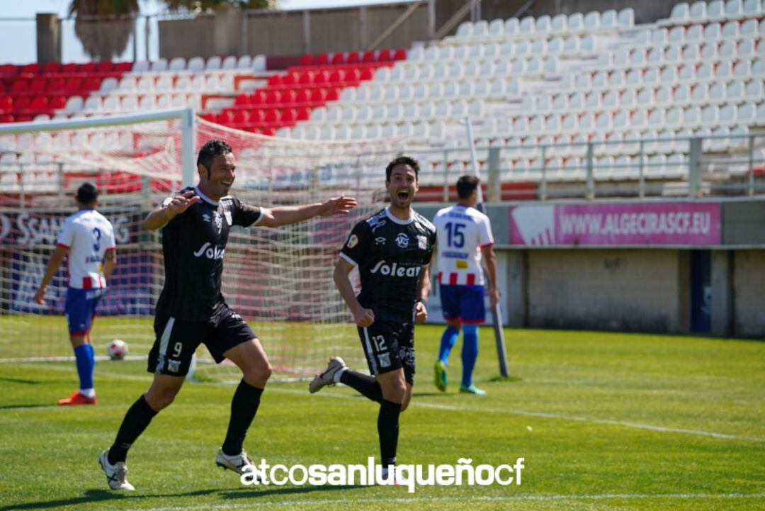 El Sanluqueño celebra uno de los goles.