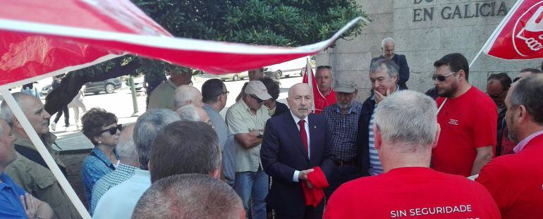 Javier Losada con los trabajadores de la Fábrica de armas