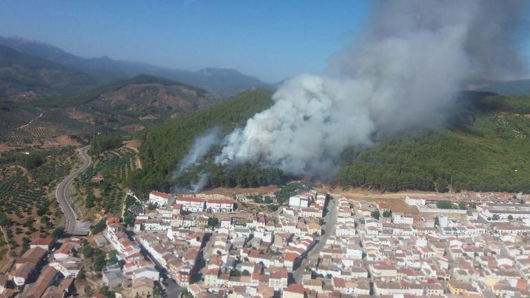 El incendio se originó cerca de las viviendas de SIles