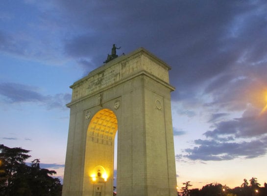 El Arco de la Victoria, construido por Franco a mayor gloria de su victoria en la Guerra Civil, recibe a los que entren a Madrid por la A-6 en Moncloa.