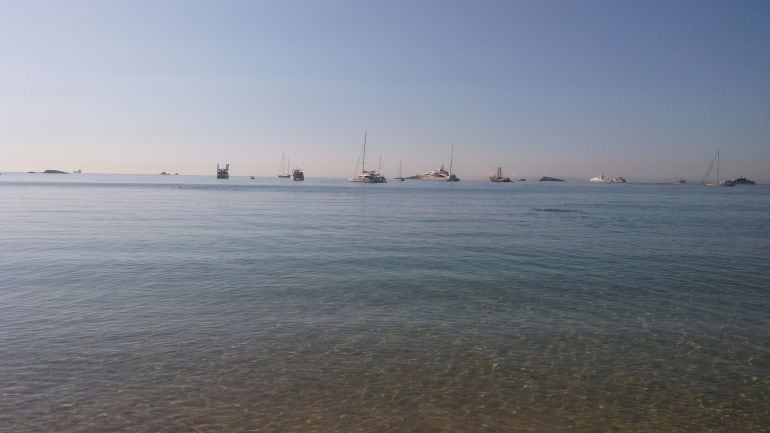 Barcos fondeados en aguas de Ibiza