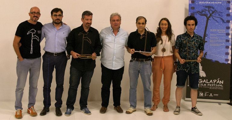 El alcalde de Santiago Pontones, Pascual González (centro), con los ganadores de la primera edición del Galapán Film Festival.