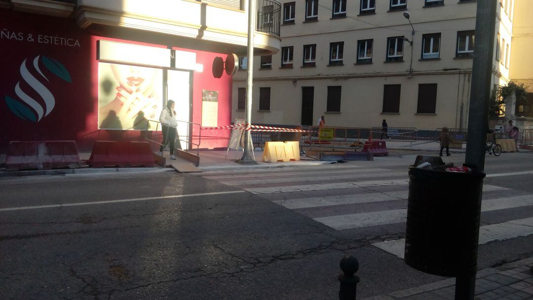 La farola se encuentra en mitad de la pendiente del vado peatonal