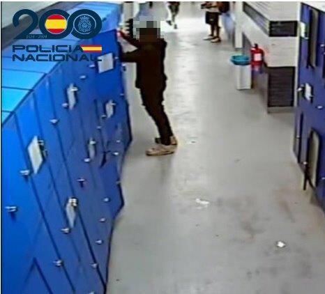 Detenido un menor como presunto autor de un robo en las taquillas de las piscinas del Plantío