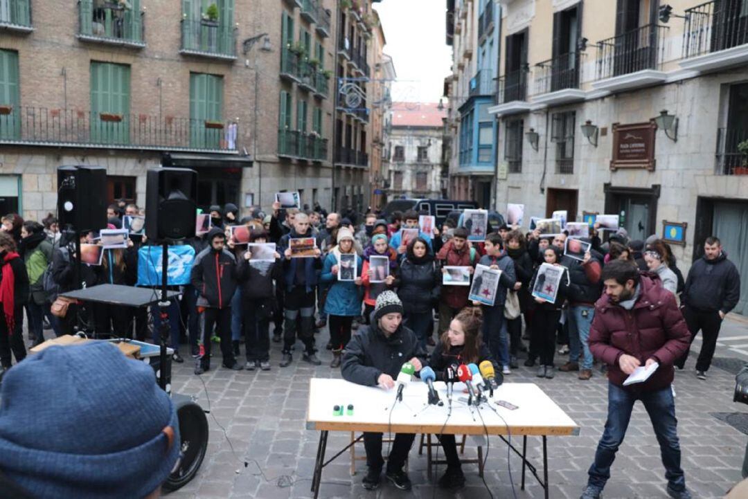 Rueda de prensa de los jóvenes del Maravillas respaldada por otros okupas y vecinos del Casco Viejo