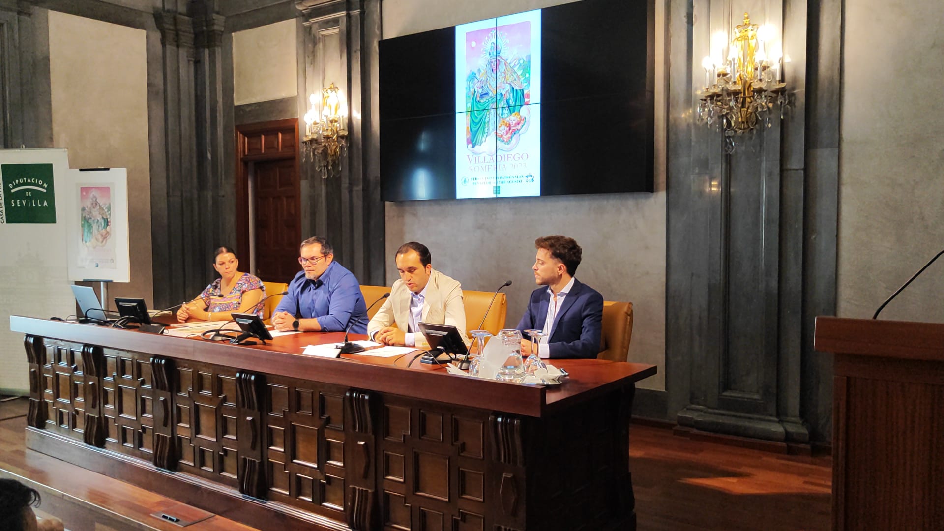 De izquierda a derecha, la concejala de Cultura de Peñaflor, Ana Ruiz Rosa; el alcalde, José Ruiz Herman; José Antonio Villanueva Sánchez, hermano mayor de la Hermandad de Ntra. Sra. de Villadiego; y el pintor Rubén Terriza