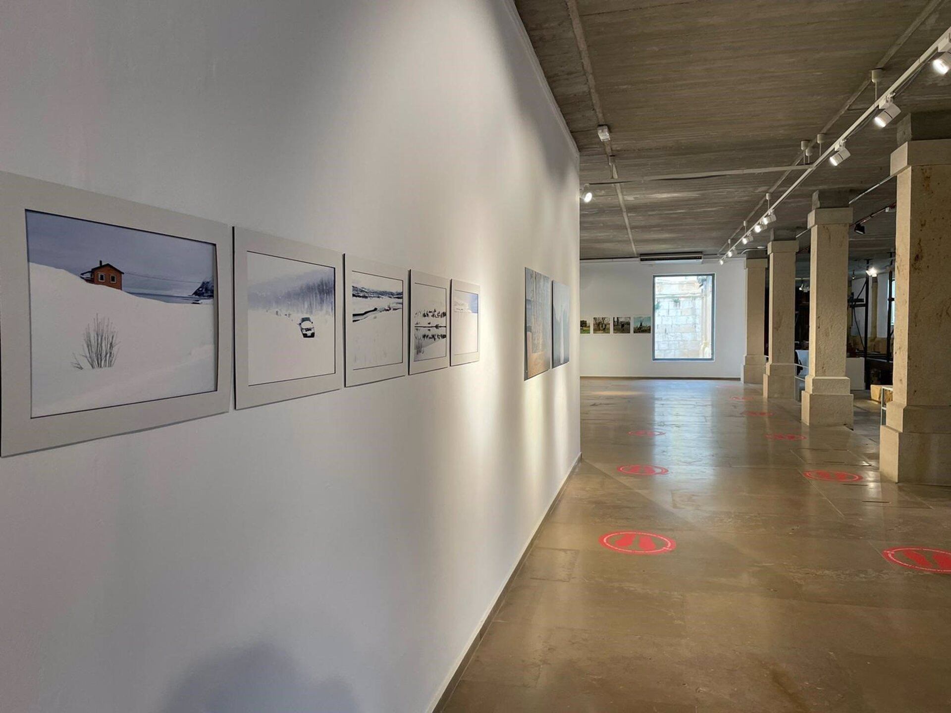 El Museo Hidráulico de Los Molinos del Río, en Murcia, expone en sus salas medio centenar de obras de 13 autores.