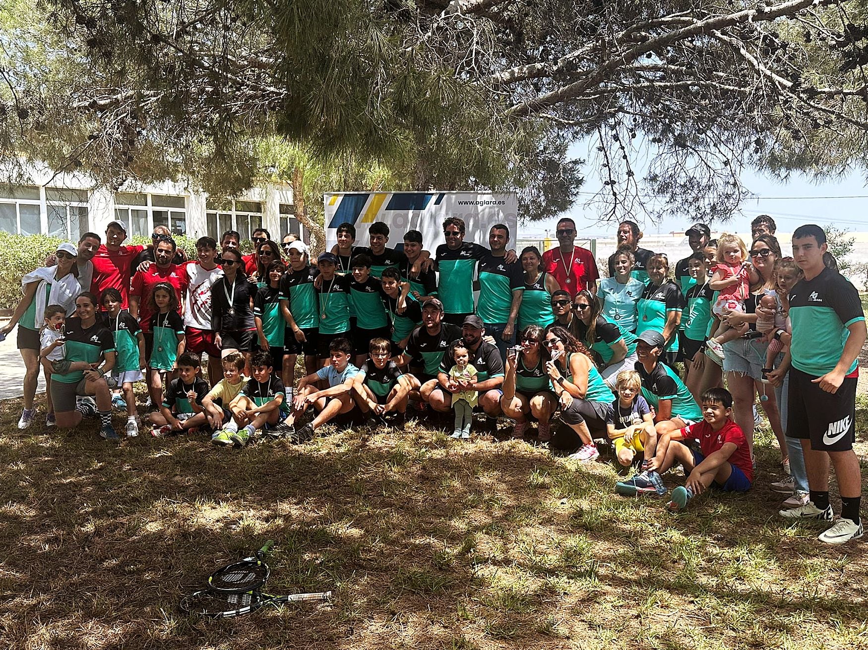 Foto de familia de la Academia García Lara.