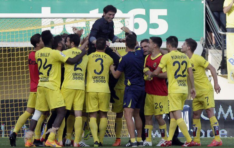 Los jugadores del Villarreal mantelan a Marcelino después de conseguir la clasificación matemática para la Europa League