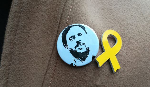 Chapa con el rostro de Junqueras en la solapa del abrigo de Gabriel Rufián