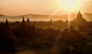 Atardecer sobre las pagodas de Camboya