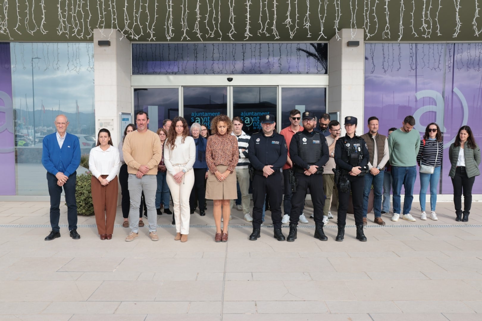 Minuto de silencio en Sant Antoni