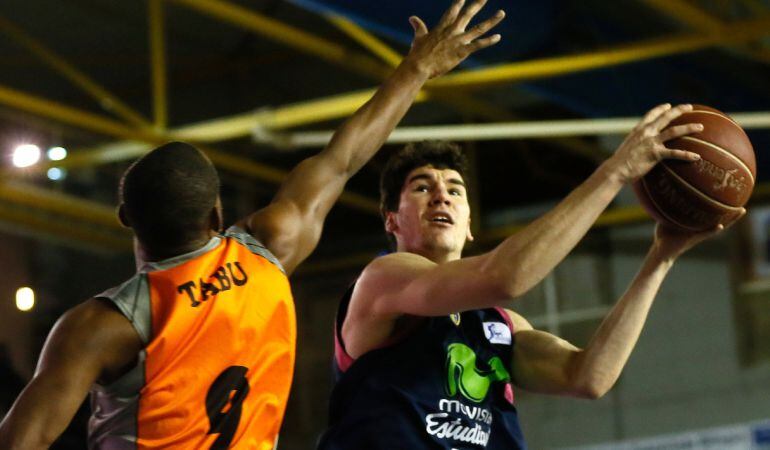 El base del Montakit Fuenlabrada, Jonathan Tabu (i) y el escolta del Movistar Estudiantes Darío Brizuela durante el partido de la duodécima jornada de la Liga Endesa, que ambos equipos disputan en el pabellón Fernando Martín de Fuenlabrada. 