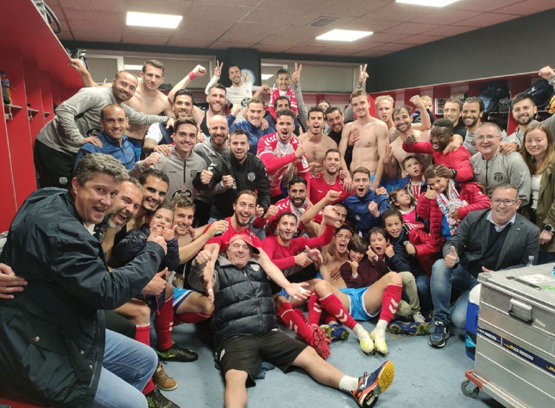 O vestiario albivermello festexa a permanencia