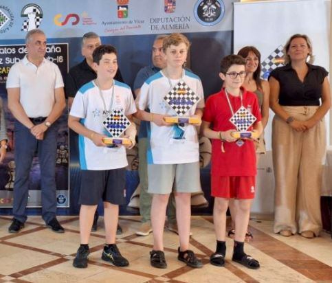 Martín Krauchi (mig) va dominar el Campionat d'Espanya d'escacs sub-14.