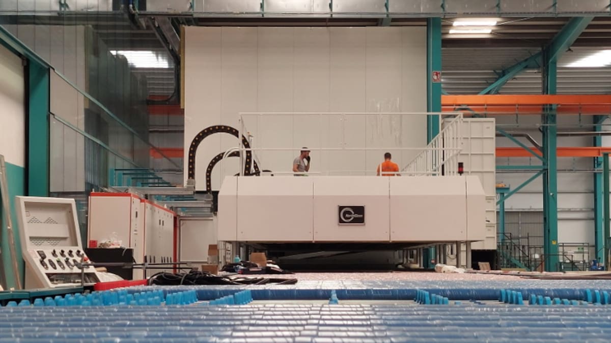 Tvitec arrancará en septiembre un horno "único en el mundo" del que saldrán hasta mil pistas de pádel al mes