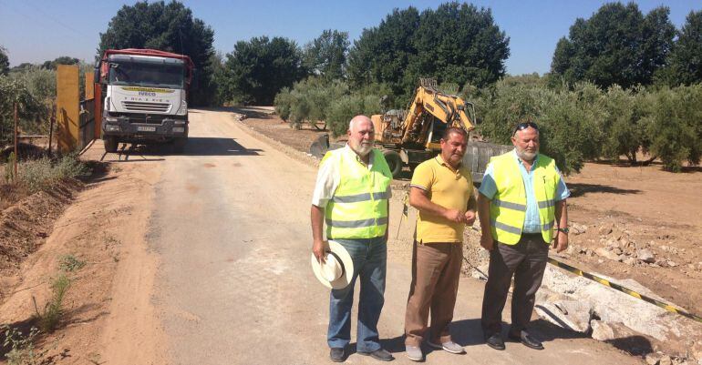 José Castro, en el centro, visita las obras en la carretera del Altico.