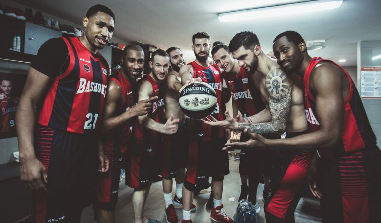 Baskonia posa con el balón oficial de la Copa del Rey de Canarias.