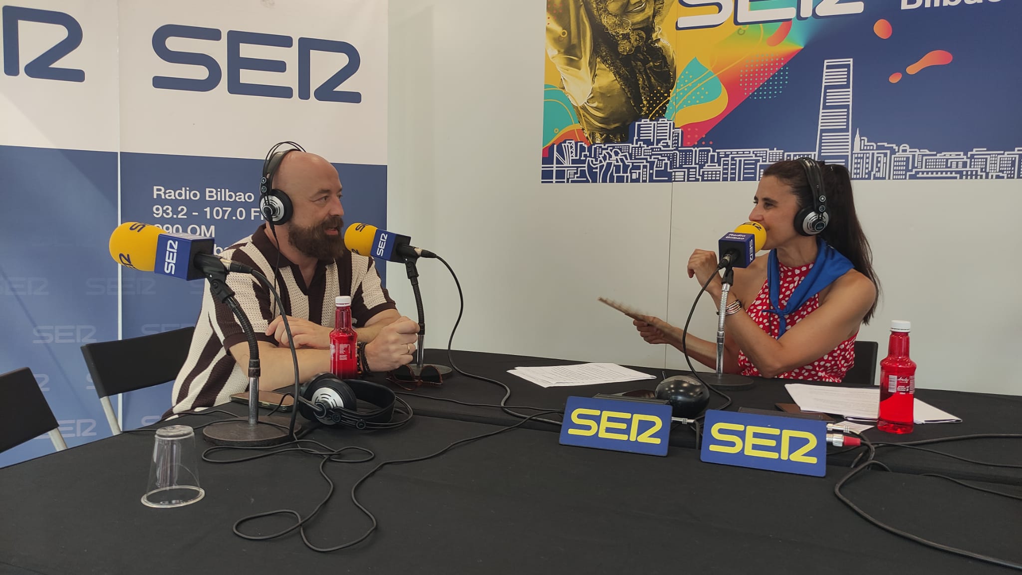 Goyo Jiménez con Azul Tejerina en el set de Radio Bilbao de Aste Nagusia