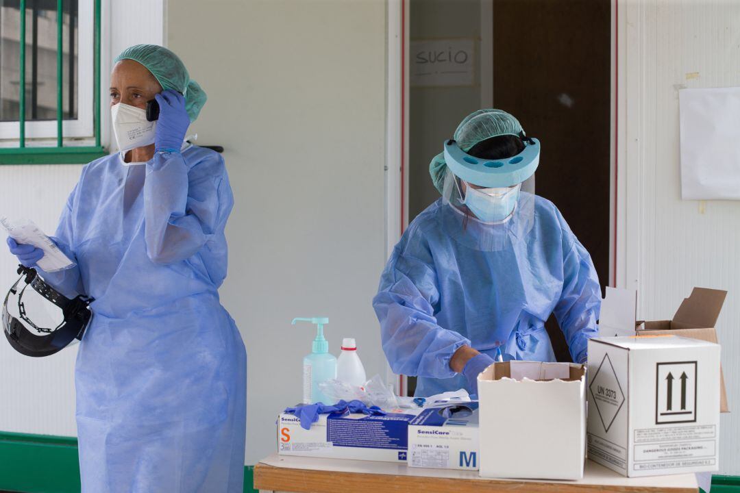 Dos sanitarias preparan pruebas PCR.
