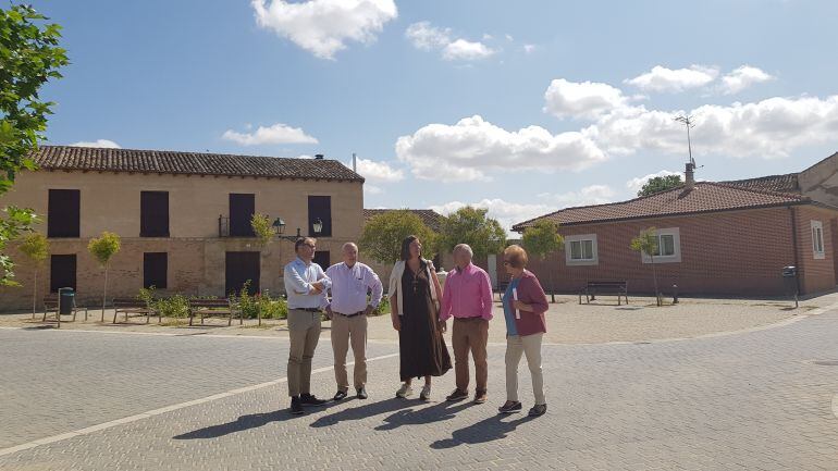 La presidenta de la Diputación de Palencia ha visitado la recién remodelada Plaza Mayor de Mazariegos