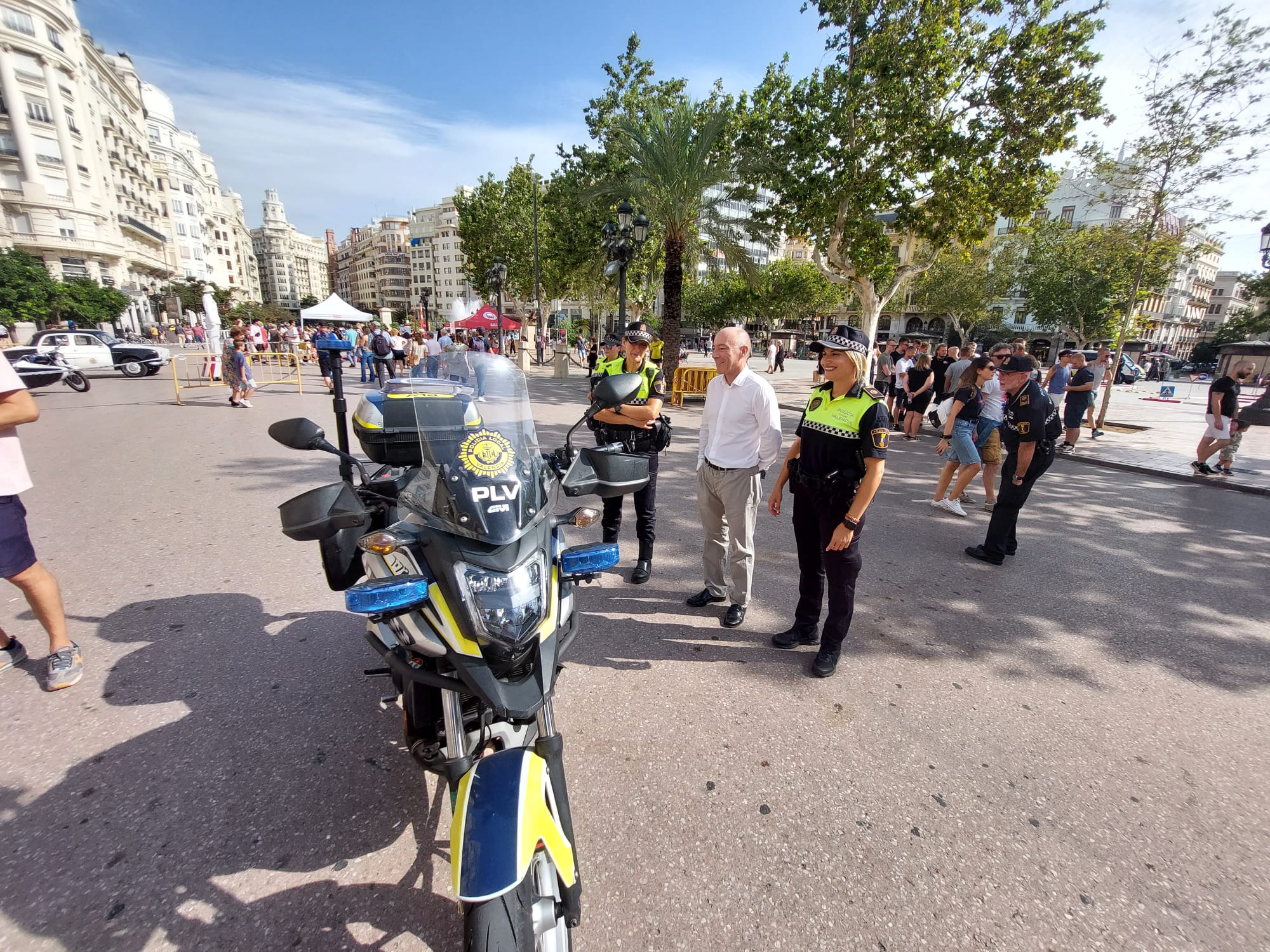 El concejal de Movilidad de València, Jesús Carbonell, ha visitado este sábado la exposición de vehículos antiguos de la Policía Local en la plaza del Ayuntamiento.