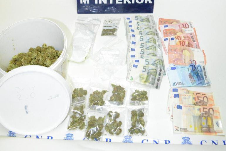Se ha intervenido 146 gramos de marihuana y 300 euros