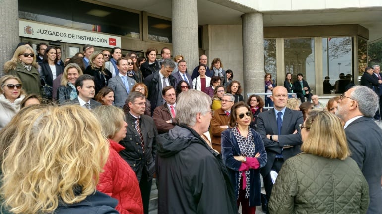 Concentración de jueces y fiscales frente a la puerta de los juzgados de Plaza Castilla (Madrid)