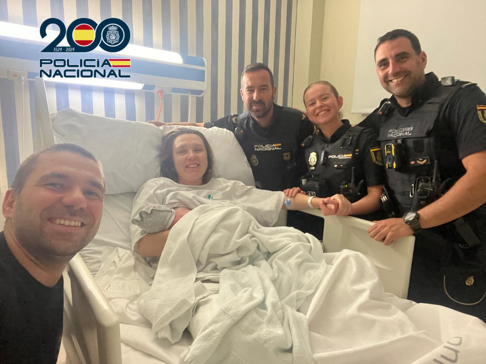 Agentes de la Policía Nacional atienden a una parturienta en un coche en Marbella