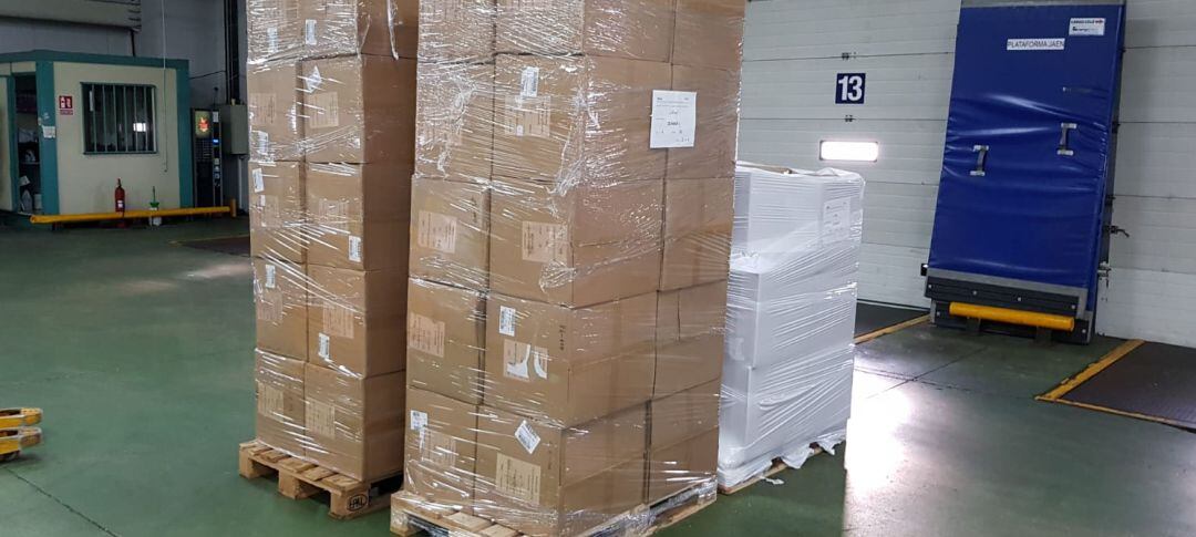 Cajas con mascarillas preparadas para su reparto.