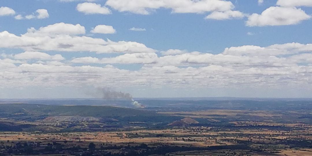 Activo pero sin llama el incendio en Aliste