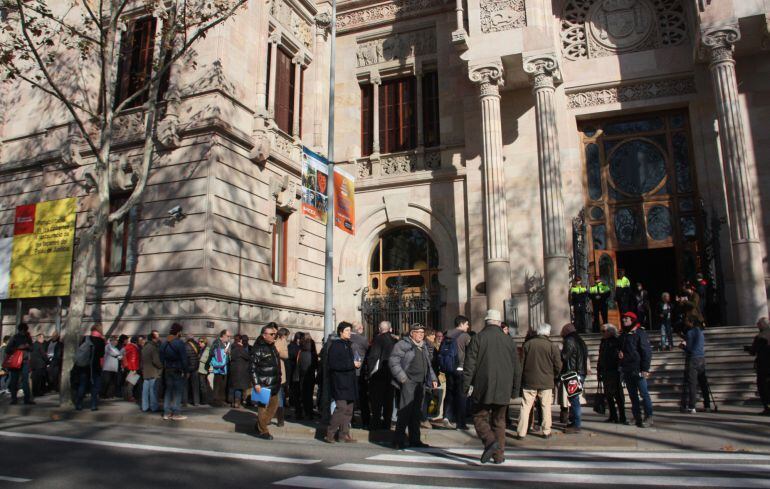 Centenars de persones fan cua per autoinculpar-se per 9-N davant del Tribunal Superior de Justícia de Catalunya