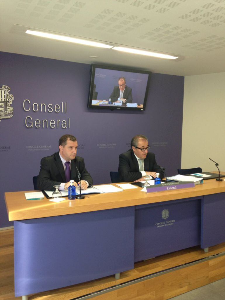 Els consellers liberals Josep Majoral i Josep Maria Camp en la roda de premsa d'avui.