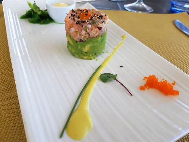 Tartar de salmón y aguacate con mayonesa de cítricos