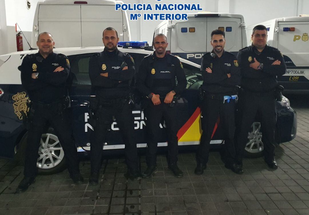 Agentes que intervinieron en el rescate del hombre.
