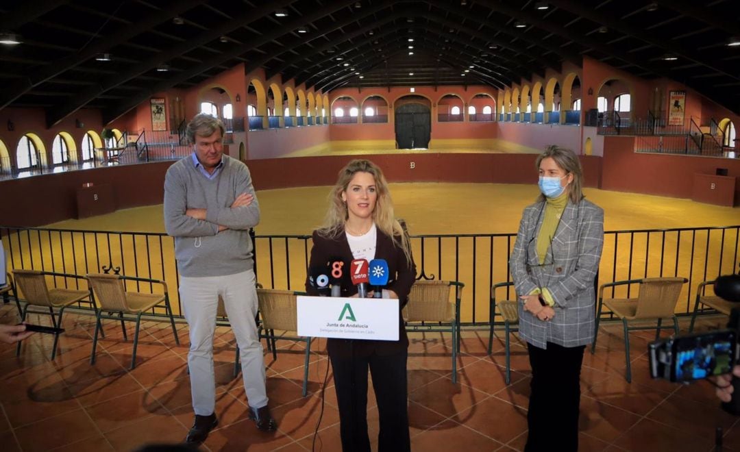 La delegada de la Junta en Cádiz, Ana Mestre, durante su visita a Jerez de la Frontera