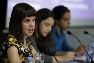 Lucía Ayala, Sarah Bienzolas y Nagua Alba, miembros del equipo técnico de la formación Podemos, durante la rueda de prensa que han ofrecido en Madrid 