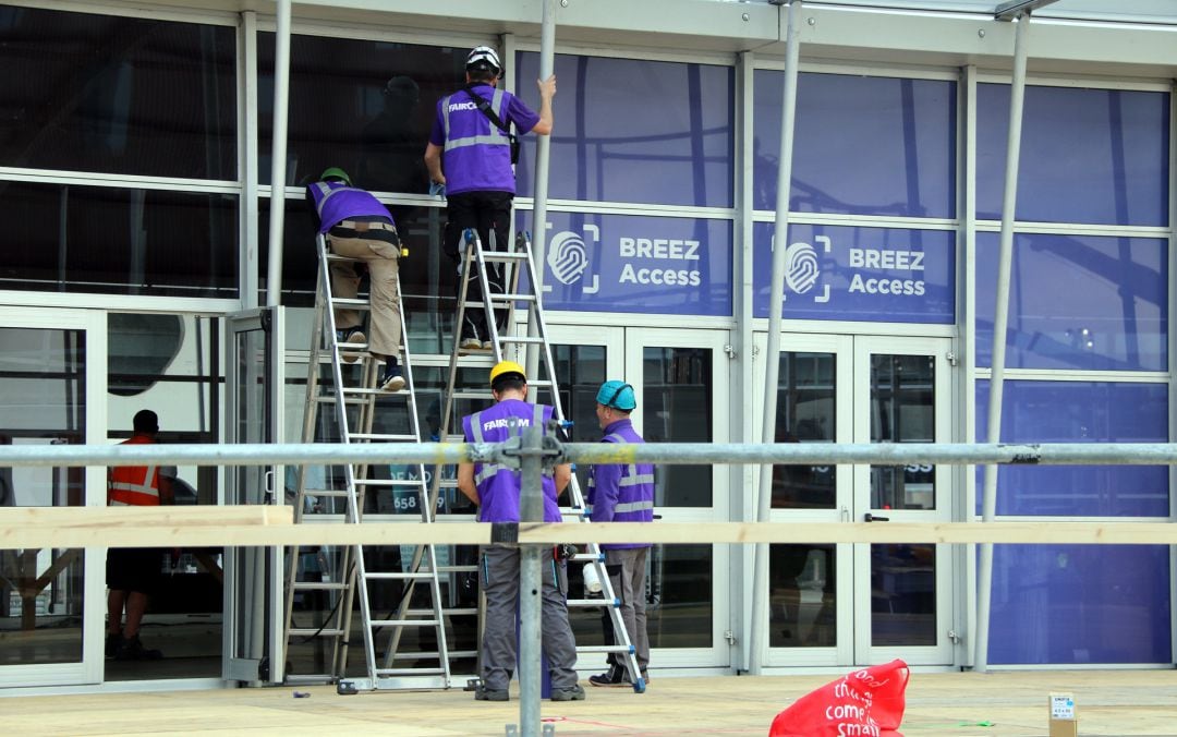 Operarios montando la entrada del MWC 2020.