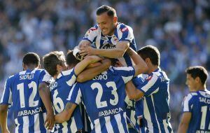 GRA348. A CORUÑA, 17/05/2015.- Los jugadores del Deportivo celebran el gol marcado por el defensa Alberto Lopo, el primer de su equipo frente al Levante, durante el partido de la trigésima séptima jornada de la Liga de Primera División que se juega hoy en