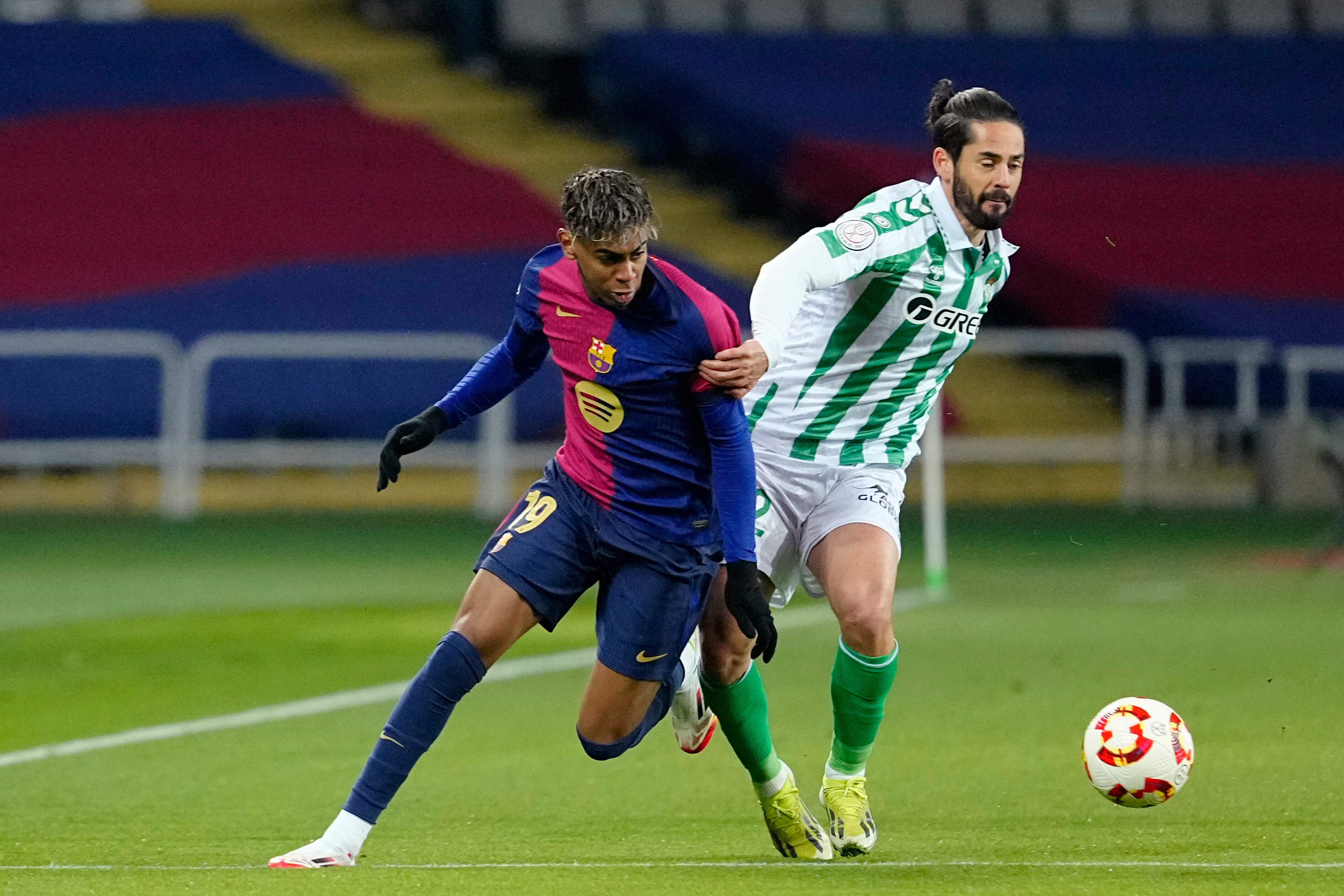 Lamine Yamal e Isco durante el FC Barcelona-Real Betis de la Copa del Rey