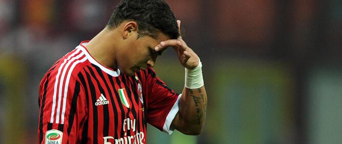 El defensa brasileño del Milán, Thiago Silva, abandona el campo durante el partido de la Serie A italiana que ha disputado ante el Roma en el estadio Giuseppe Meazza