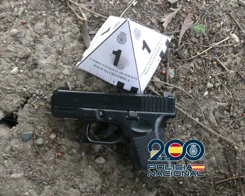 El arma recuperada por los agentes