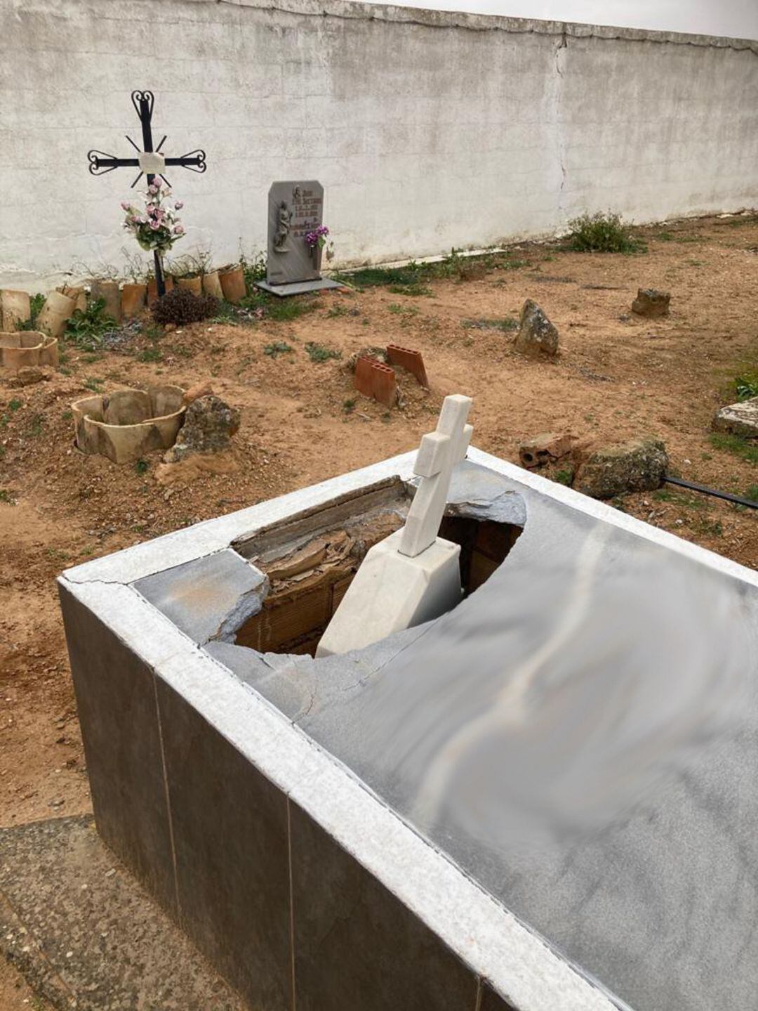 Actos vandálicos en el cementerio de la localidad