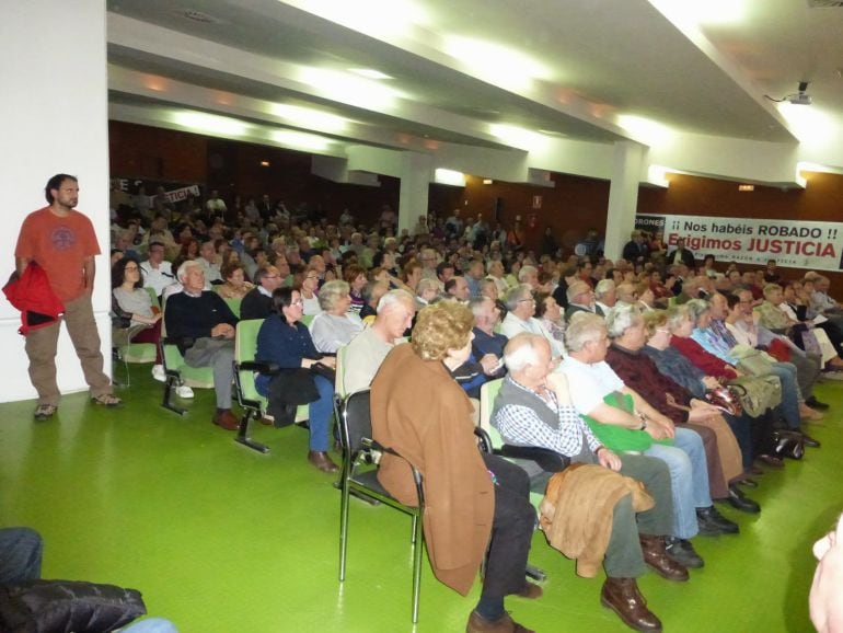 Imagen de una de las multitudinarias asambleas de Razón y Justicia en Palencia.