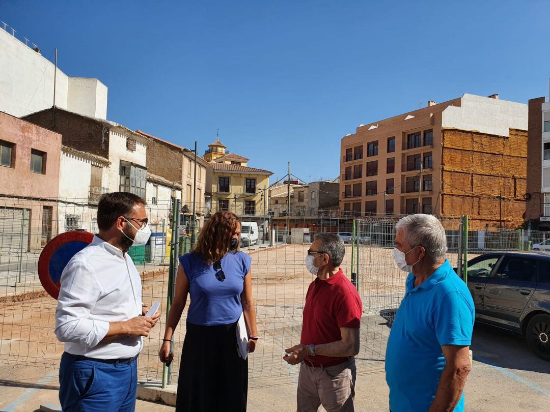 El alcalde, junto al solar donde se ubicará la plaza