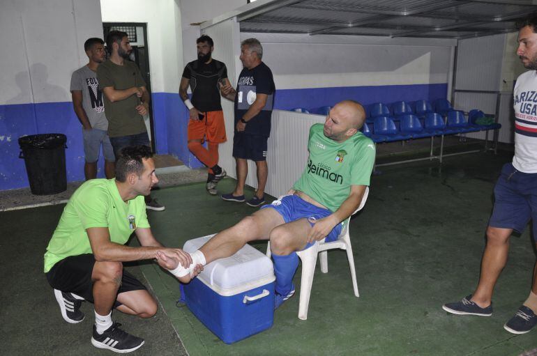 Diego Galiano atendido por el fisio nada más acabar el partido del domingo