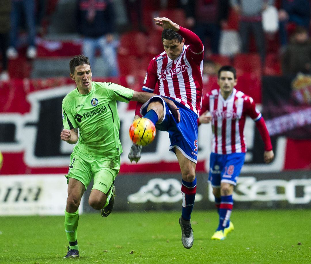 Scepovic durante un partido contra el Sporting.