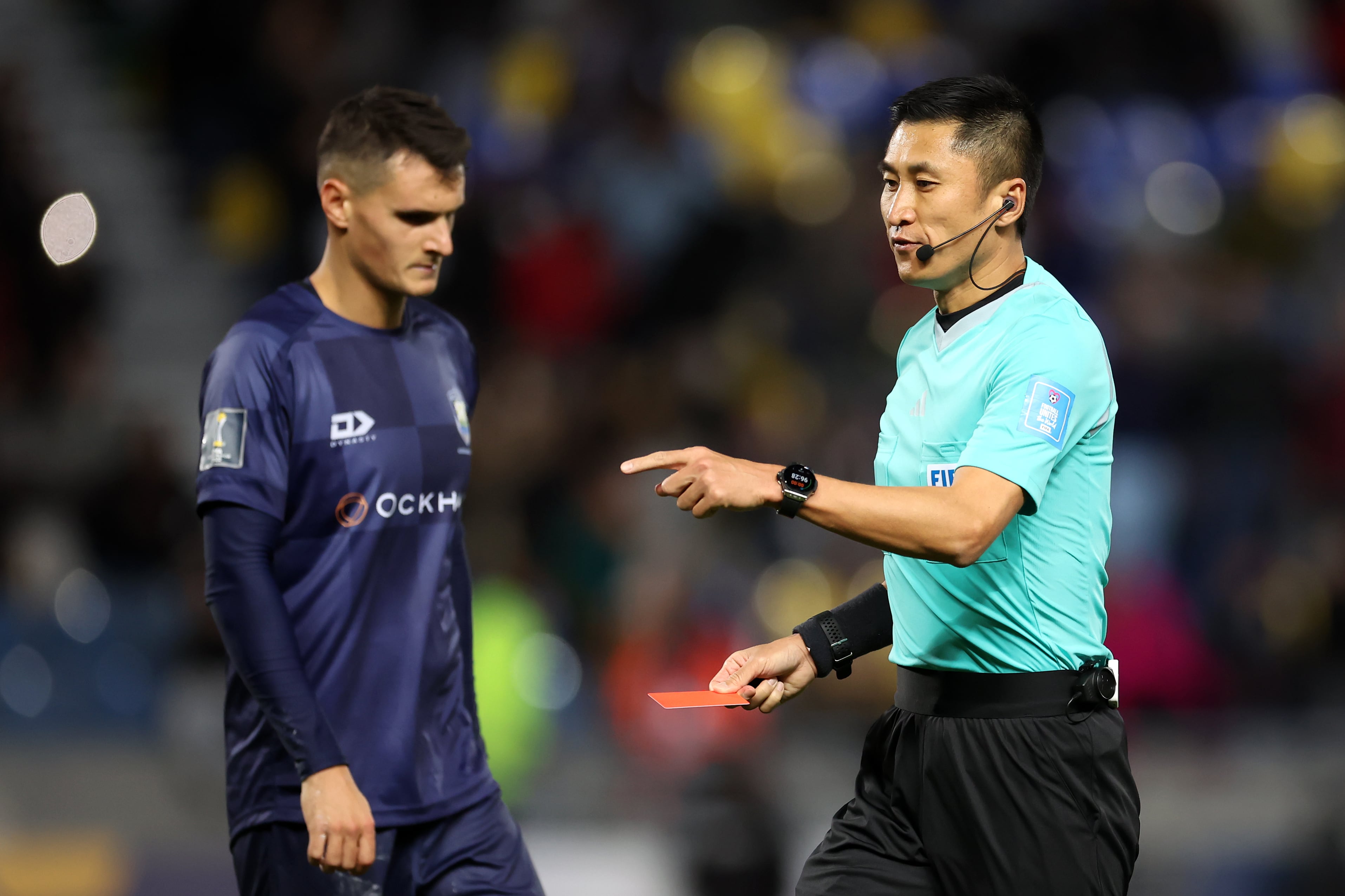 Ma Ning enseña tarjeta roja al jugador de Auckland tras revisar la jugada.